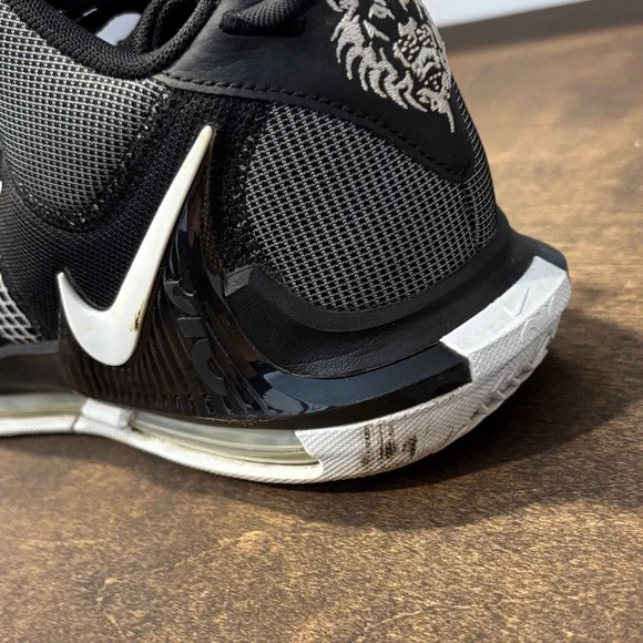 Nike LeBron Basketball Shoes - Picture 8 of 12